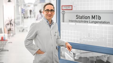 PD Dr. Gregor S. Zimmermann im Stationseingang