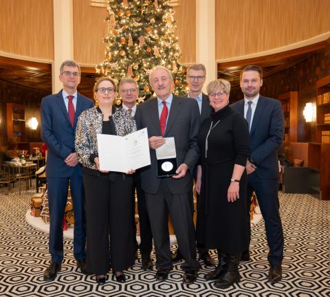 Prof. Markus Schwaiger (Mitte) bei der Verleihung der Georg Maurer-Medaille 2024 - mit (v. li. n. re.) Prof. Wolfgang Weber (Direktor Klinik für Nuklearmedizin), Prof. Stephanie E. Combs (Dekanin TUM School of Medicine and Health), Dr. Martin Siess (Ärztlicher Direktor TUM Universitätsklinikum), Prof. Peter Ewert (Ärztlicher Leiter Deutsches Herzzentrum), Silke Großmann (Pflegedirektorin TUM Universitätsklinikum) und Dr. Stefan Eisenreich (Komm. Kaufmännischer Direktor TUM Universitätsklinikum).