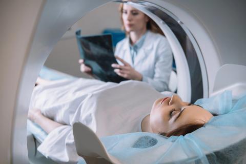 Patientinnen und Patienten befürworteten grundsätzlich den Einsatz von KI in der Medizin, beispielsweise um Informationen aus MRT-Bildern zu ziehen. Wichtig war ihnen allerdings, dass Entscheidungen nach wie vor von Ärztinnen und Ärzten getroffen werden.
